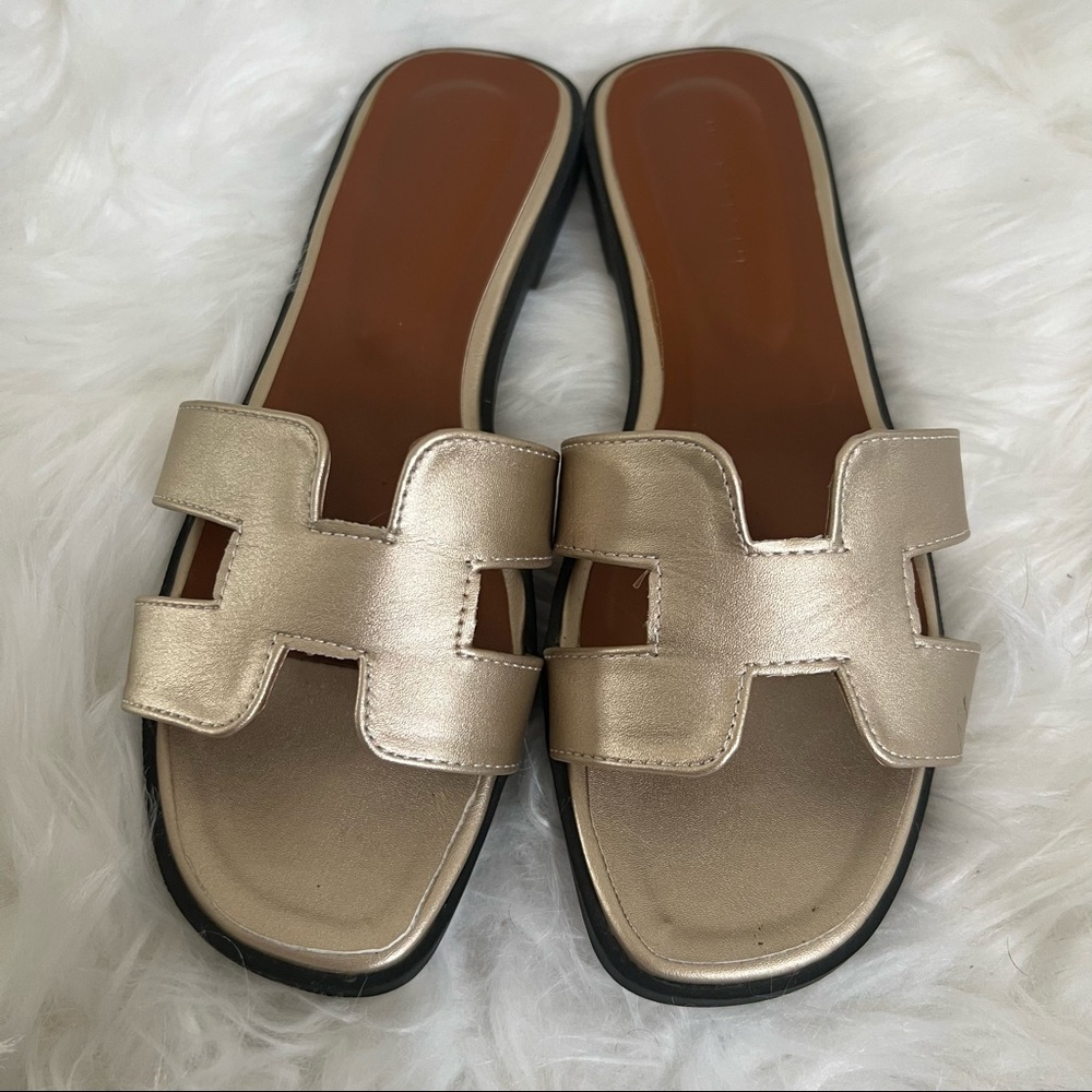 Gold sandals with H design